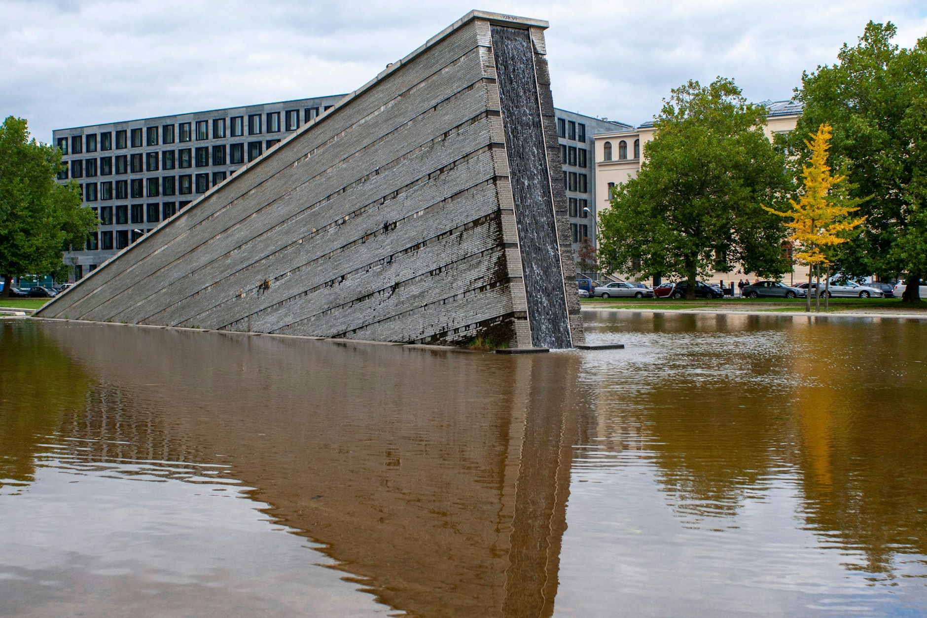 Wo die Mauertitanic in brauner Plörre versinkt: Die Tristesse des Invalidenparks in Mitte ist geradezu lähmend.