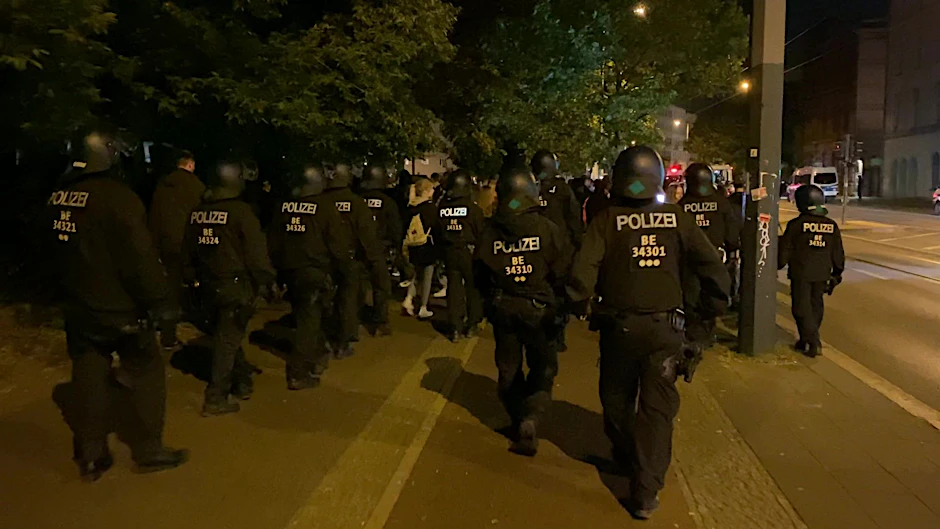 Die Polizei hat in der Nacht zum Freitag Feiernde aus dem Mauerpark verscheucht.