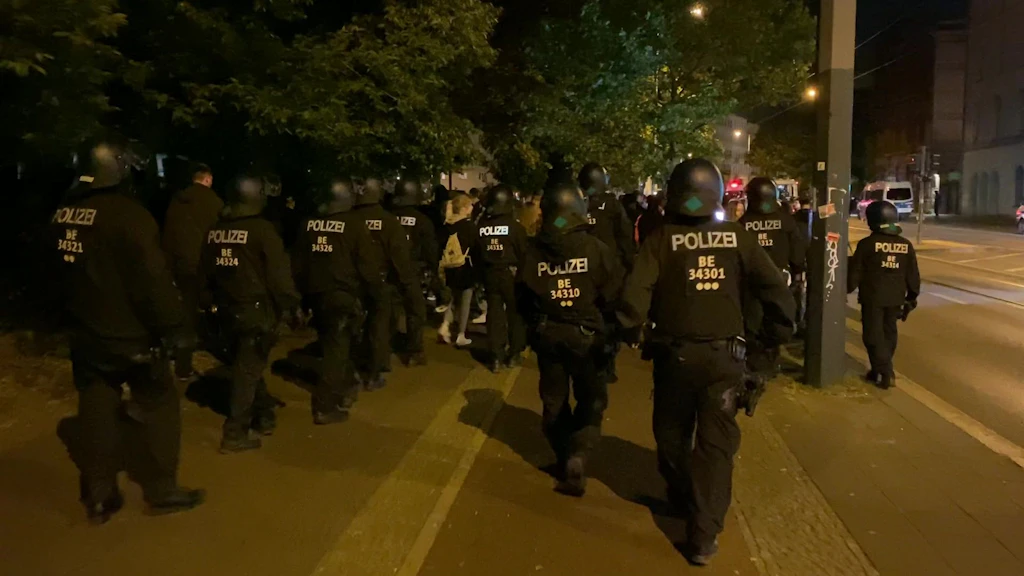 Ruhe im James-Simon-Park, dafür feiern Hunderte im Mauerpark