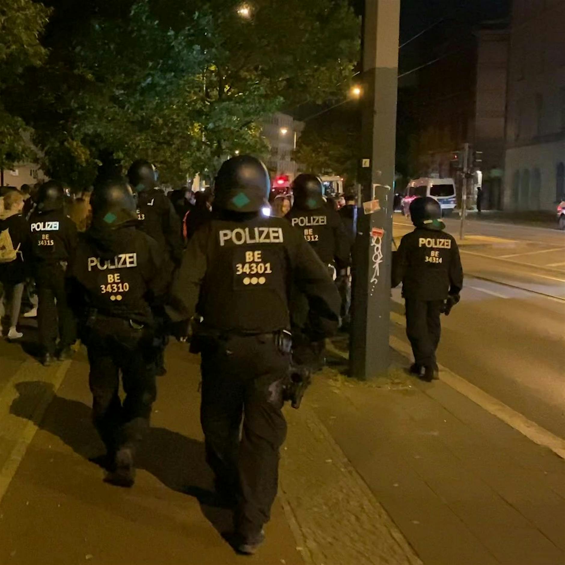 Ruhe im James-Simon-Park, dafür feiern Hunderte im Mauerpark