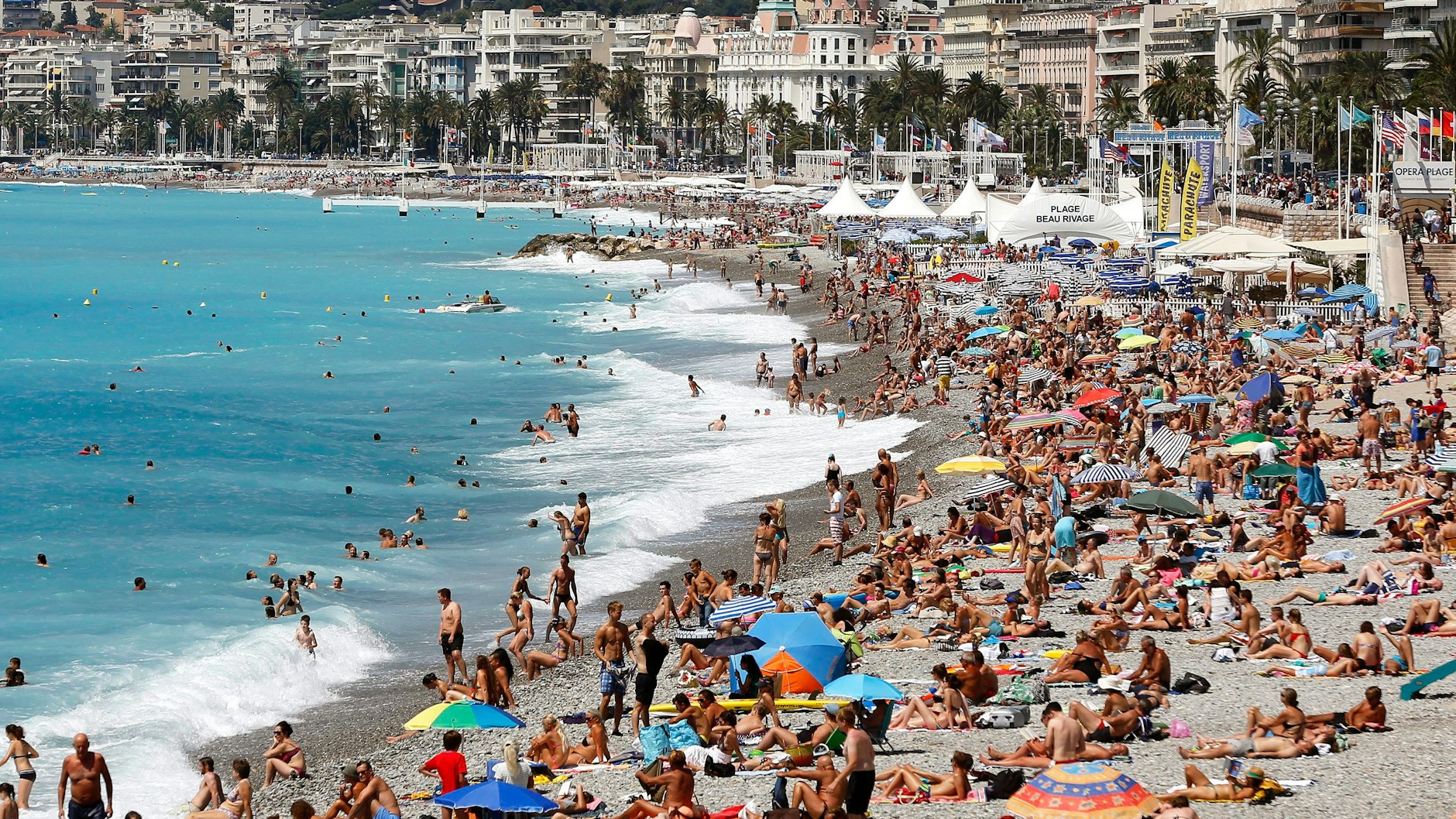 Nizza in Frankreich: Menschen tummeln sich am überfüllten Strand der Promenade des Anglais.