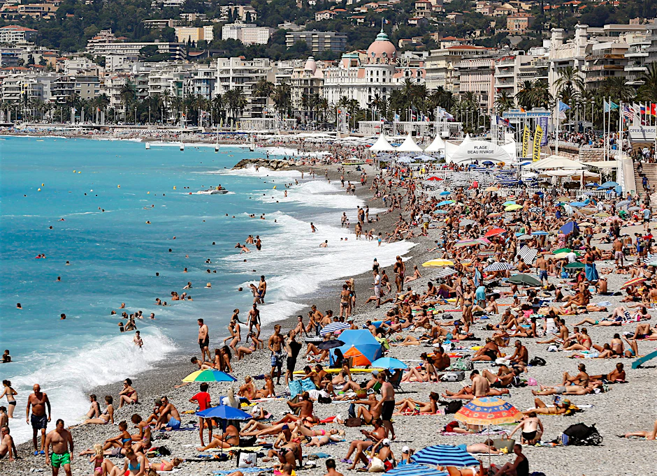 Nizza in Frankreich: Menschen tummeln sich am überfüllten Strand der Promenade des Anglais.