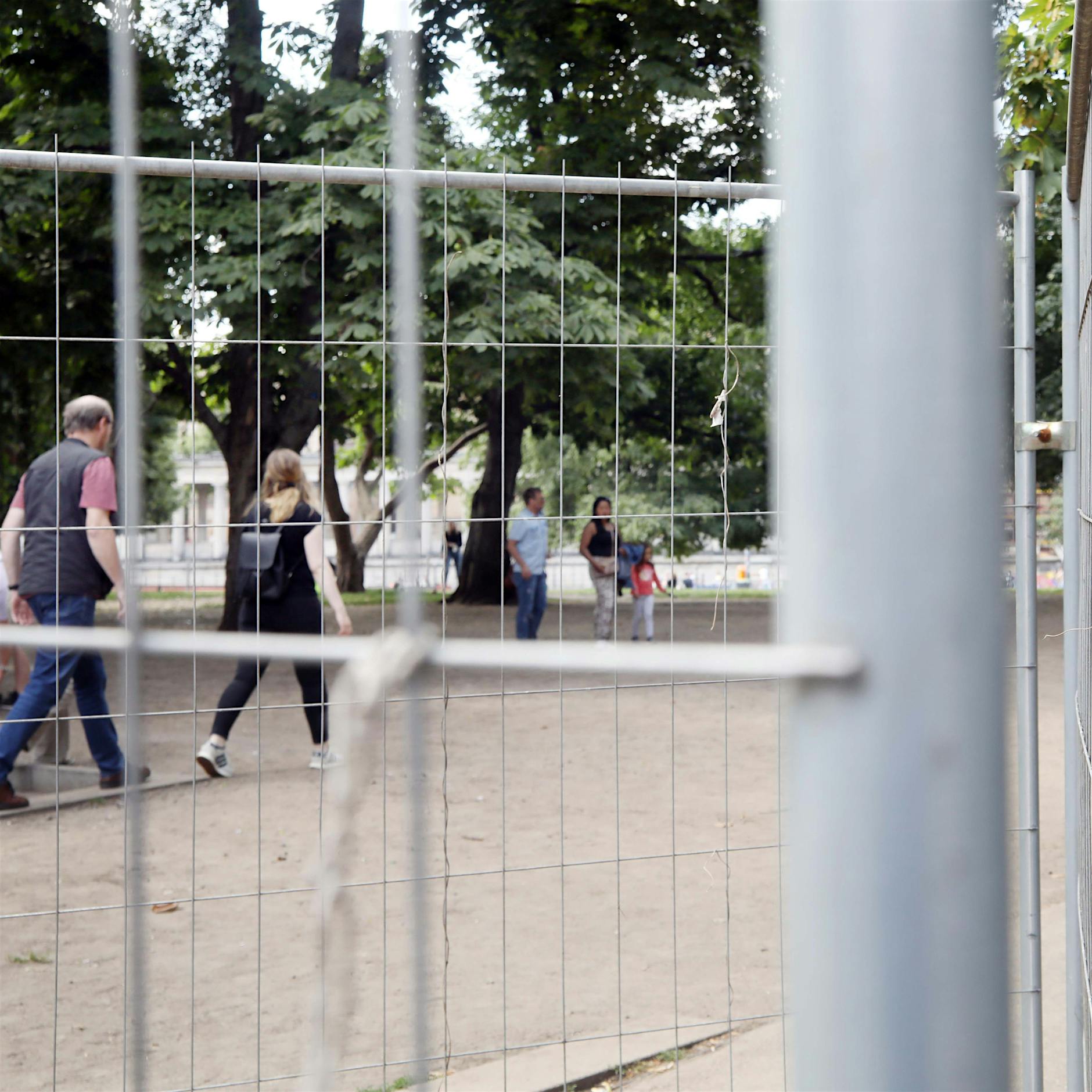 Nach Sperrung des James-Simon-Parks: Polizei räumt erneut Mauerpark
