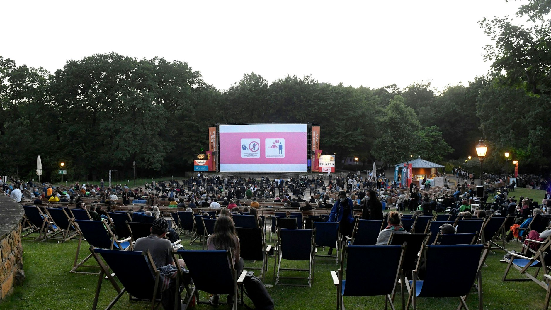 Filmpremiere im Freiluftkino Friedrichshain. Hier die Premiere des Films „Die Welt wird eine andere sein“.