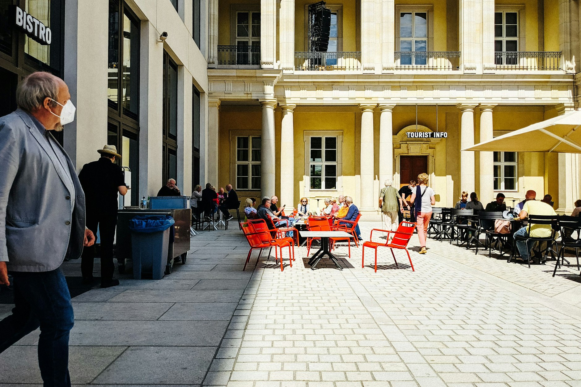 Zieht Rentner an wie die Neonröhre Fliegen: Ein sonniger Tag im Schlüterhof