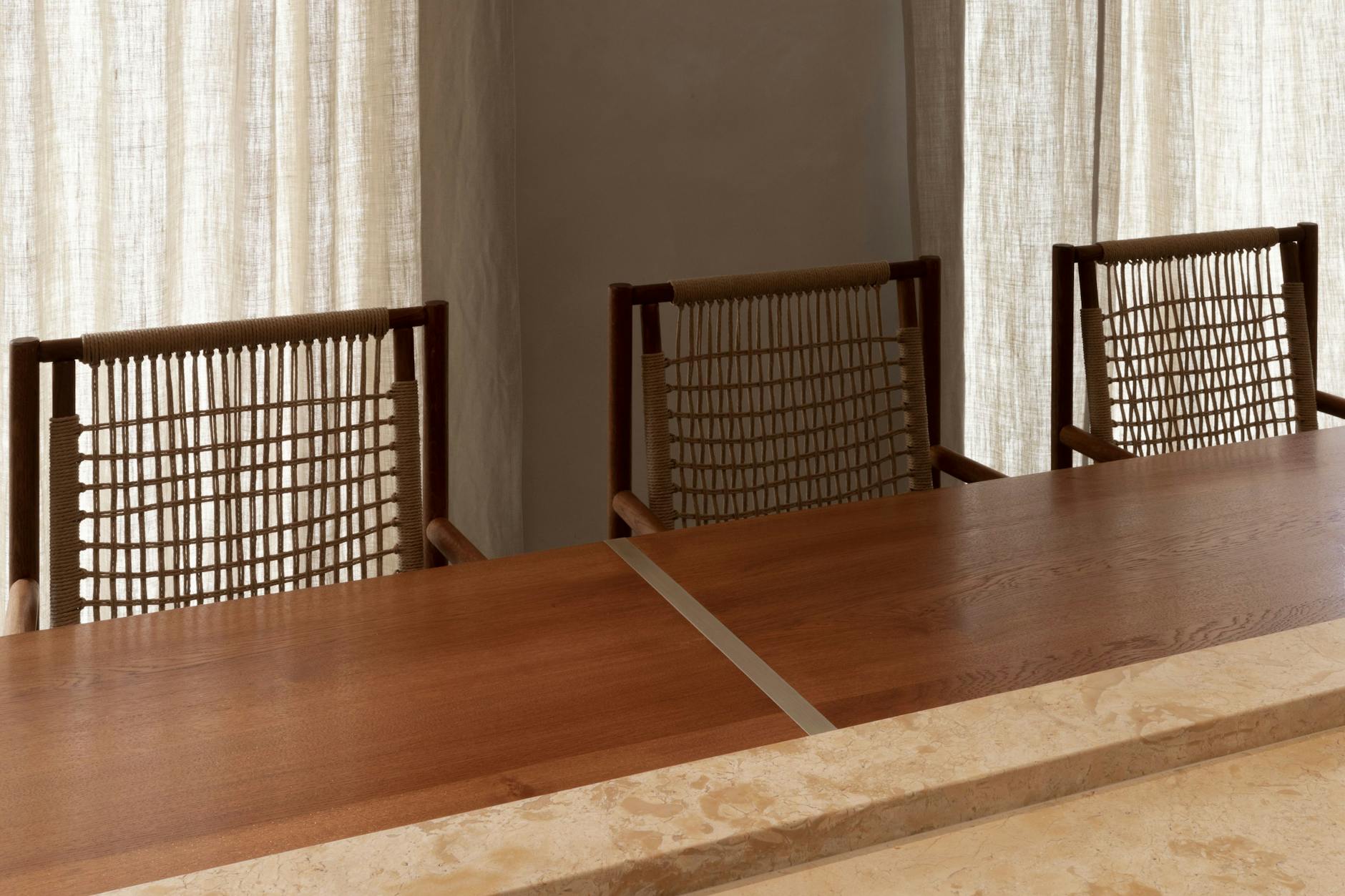 Puristisches Interior – Im Gastaraum soll nichts die Sinne vom Genuss der Gerichte ablenken. 