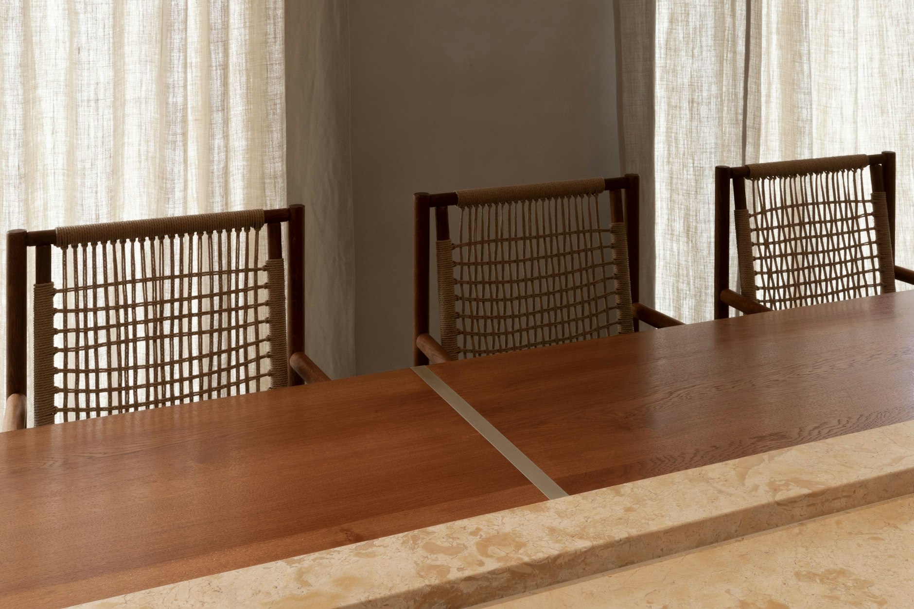 Puristisches Interior – Im Gastaraum soll nichts die Sinne vom Genuss der Gerichte ablenken.&nbsp;