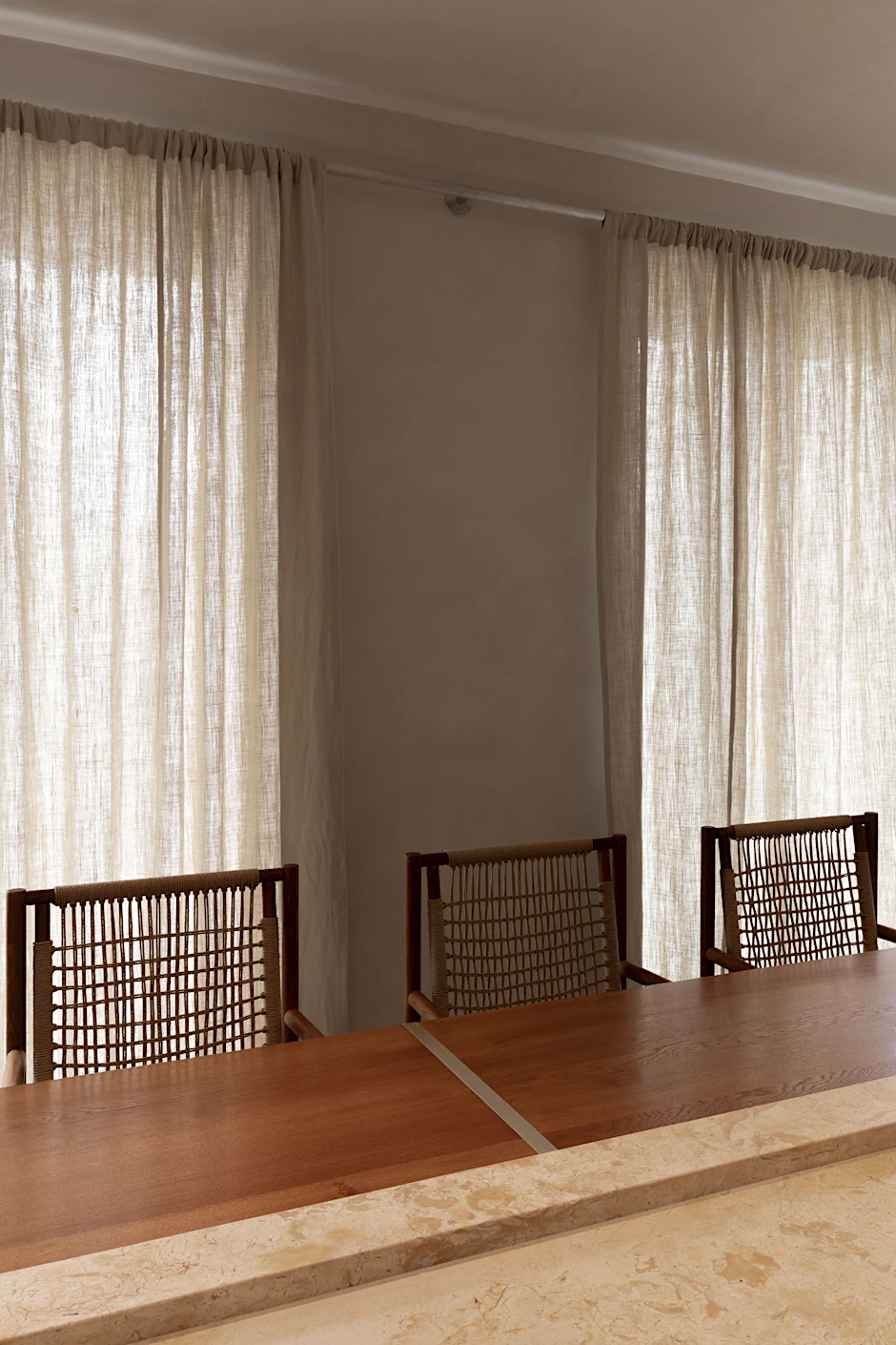 Puristisches Interior – Im Gastaraum soll nichts die Sinne vom Genuss der Gerichte ablenken.&nbsp;