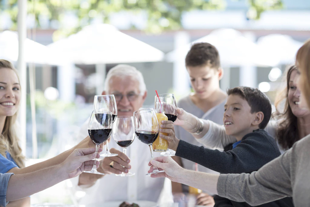 Senioren trinken öfter Alkohol als junge Menschen in der EU