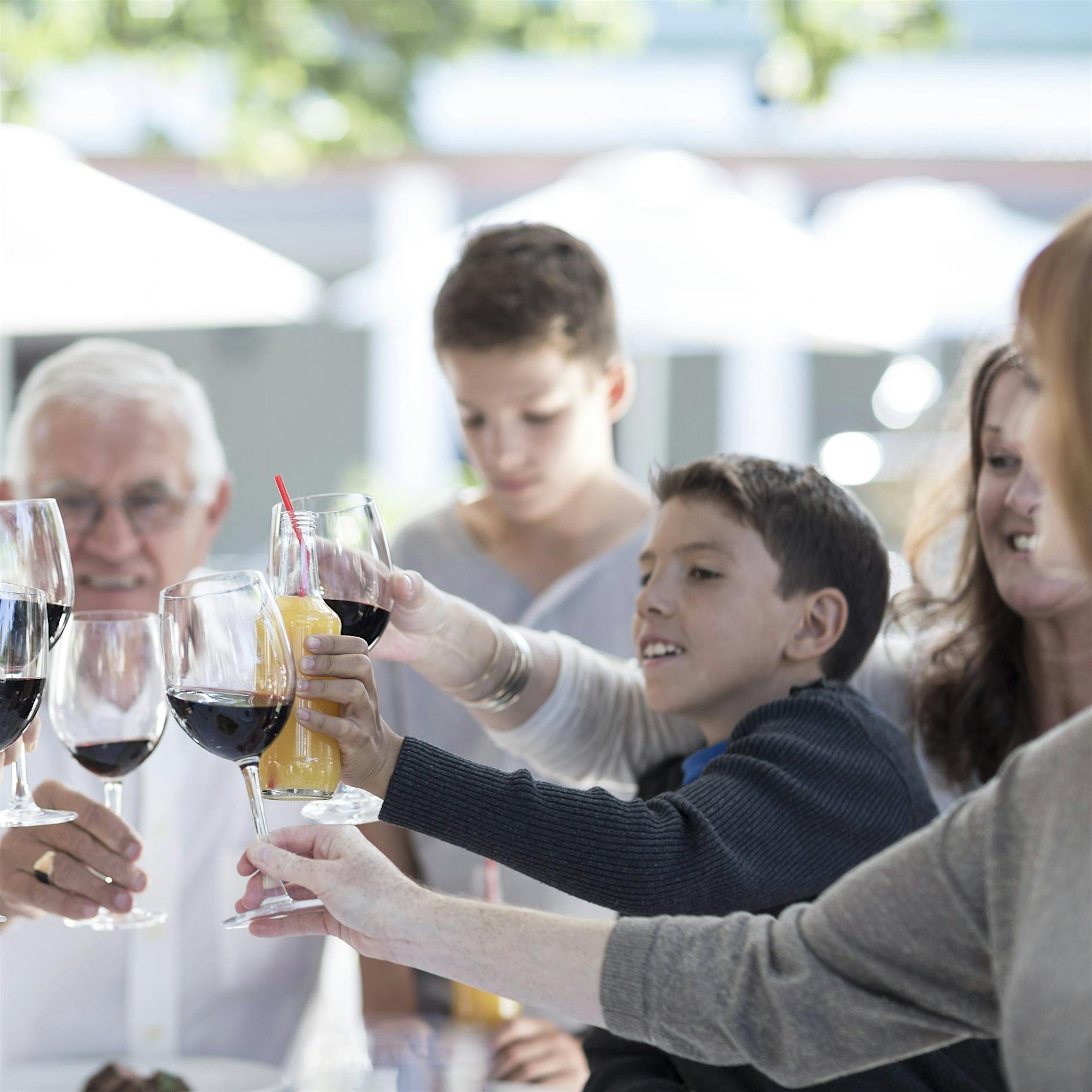 Senioren trinken öfter Alkohol als junge Menschen in der EU