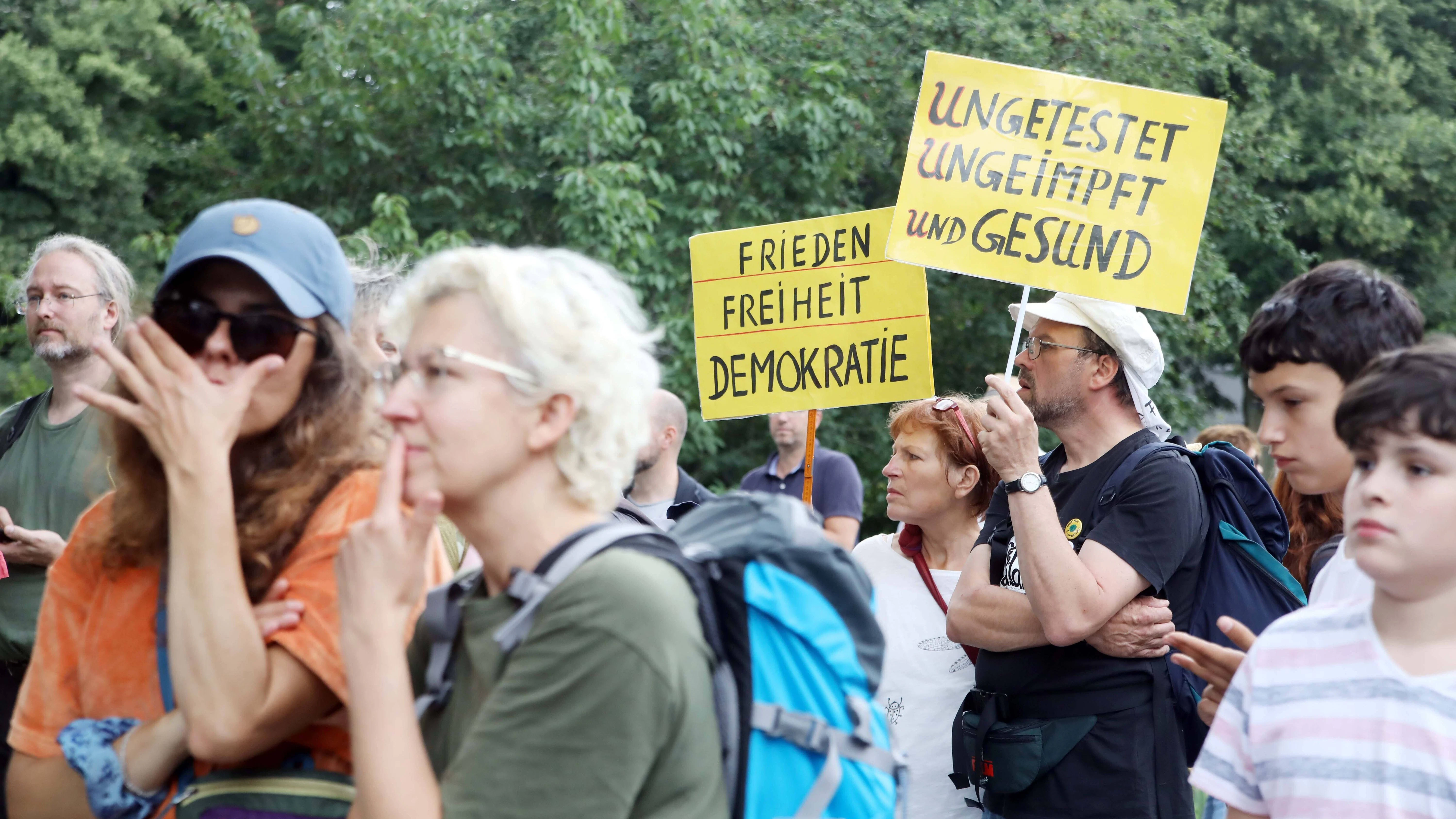 Tausende protestierten am vergangenen Sonntag gegen die Corona-Maßnahmen der Regierung, obwohl die Polizei die Kundgebungen untersagt hatte.