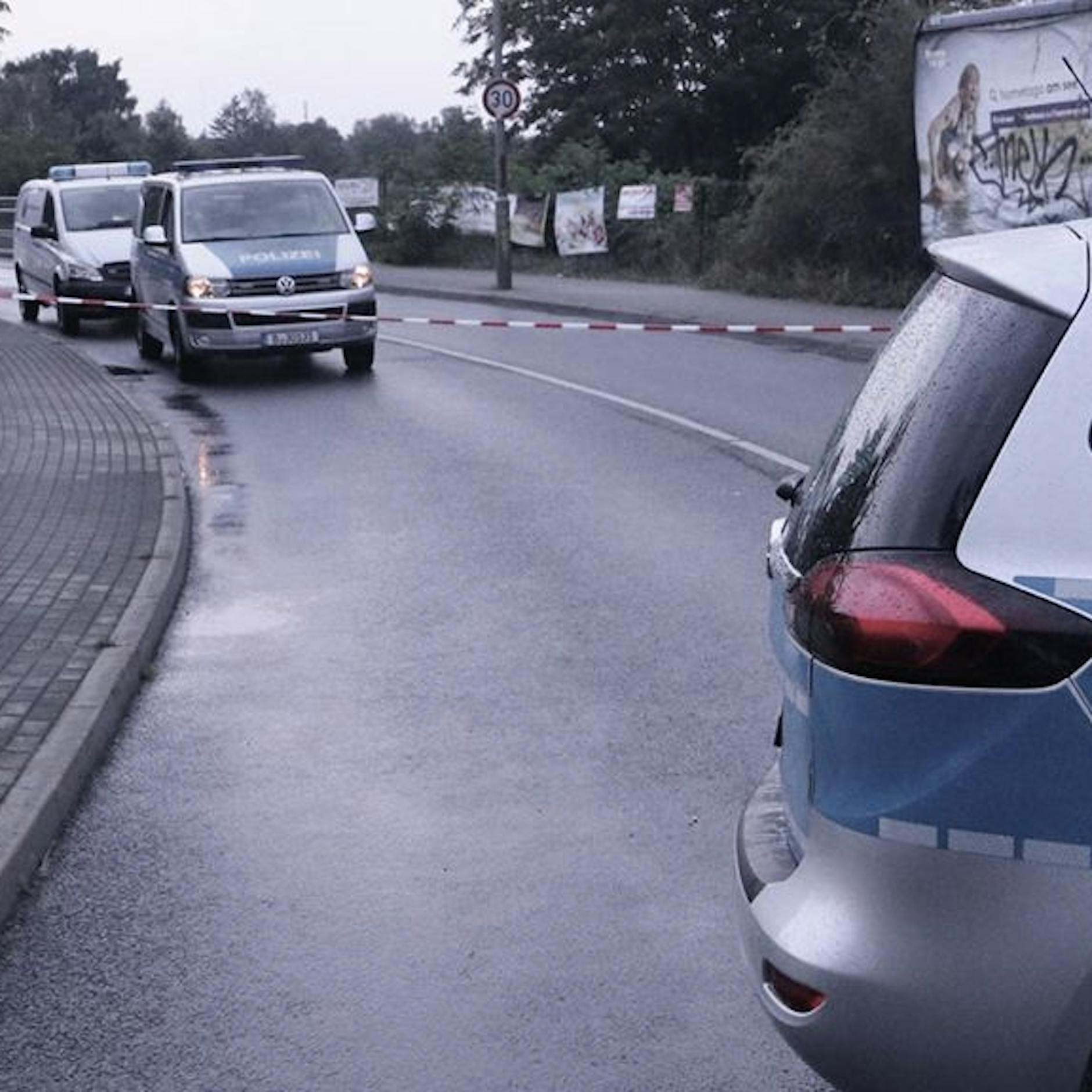 Schräger Einsatz: Angler fischt eine Tellermine aus dem Teltowkanal, Polizei sperrt Brücke. Doch dann gibt’s die schräge Auflösung…