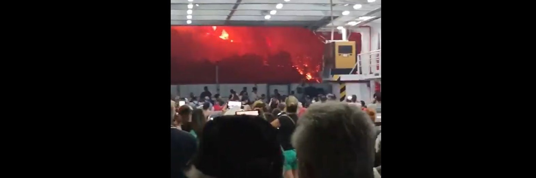 Urlauber und Einheimische werden per Fähre in Sicherheit gebracht.