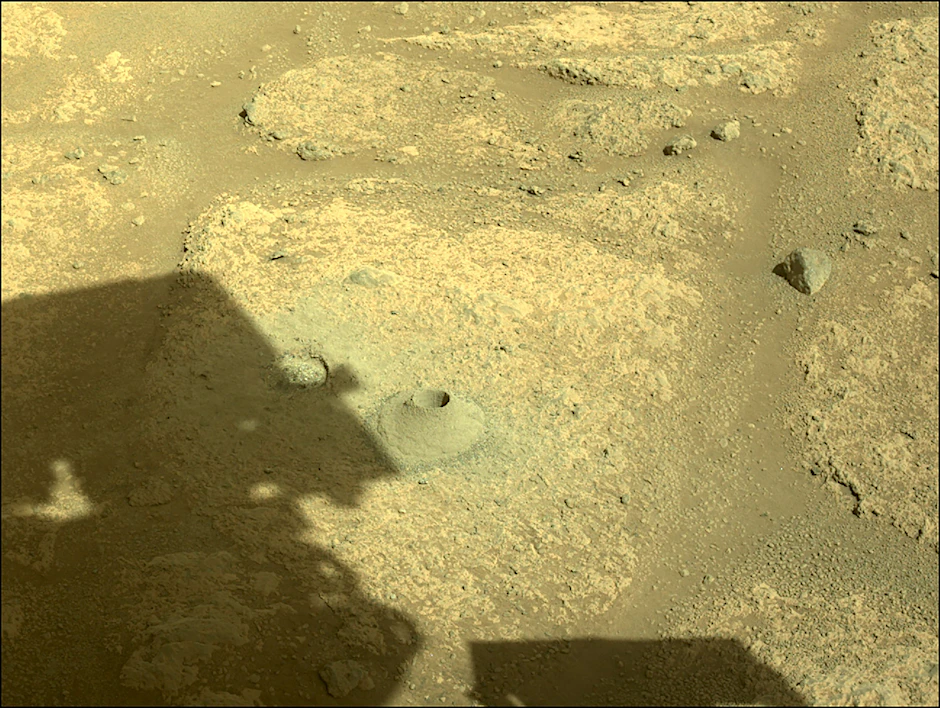 Der Mars-Rover Perseverance hat das erste Loch jemals auf dem Mars gebohrt. Die Entnahme einer Gesteinsprobe war weniger erfolgreich.