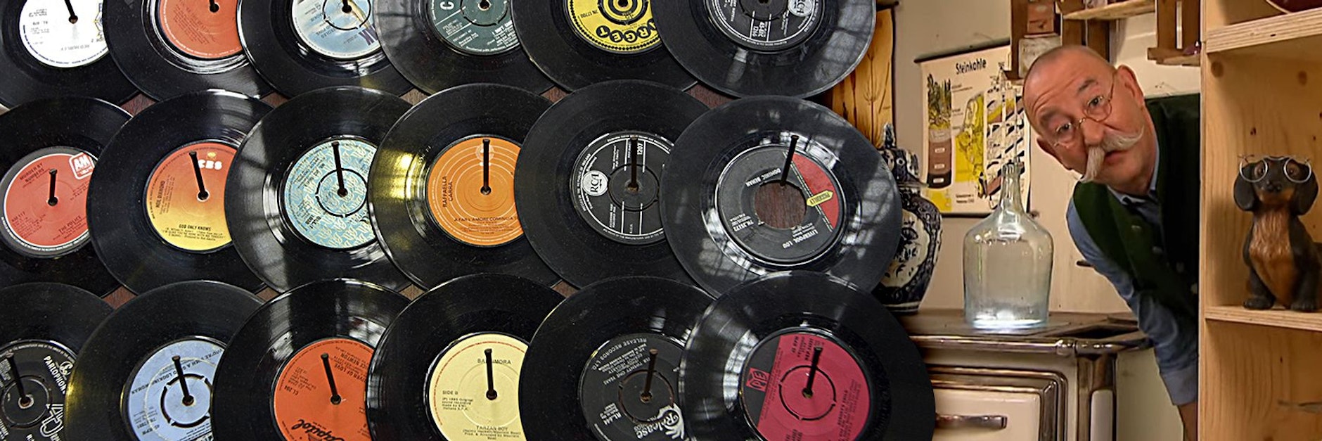 Auf Flohmärkten wechseln Schallplatten gern mal den Besitzer. Rechts: „Bares für Rares“-Moderator Horst Lichter.