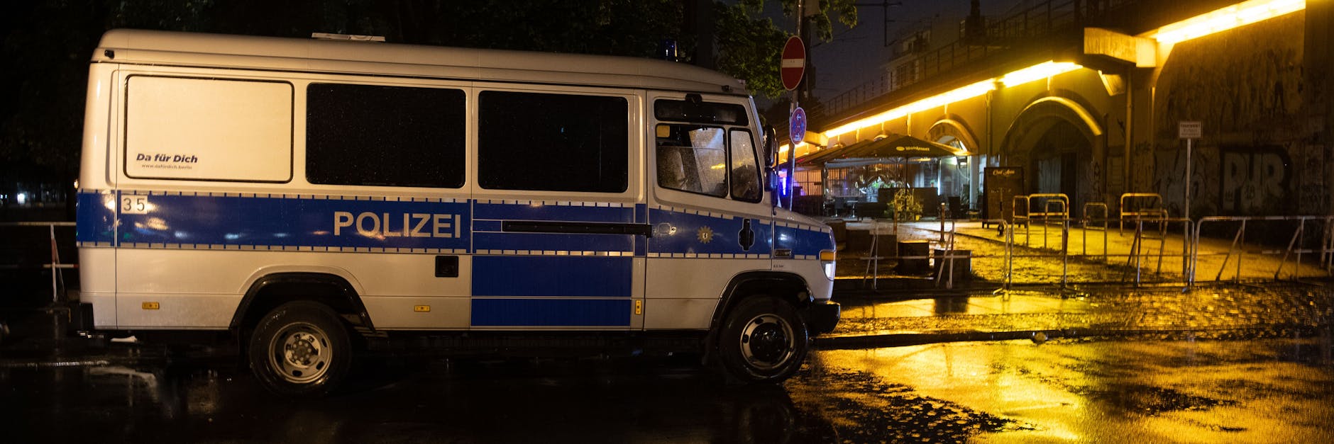 Ein Polizeiwagen steht unweit der Museumsinsel vor einem Park. 