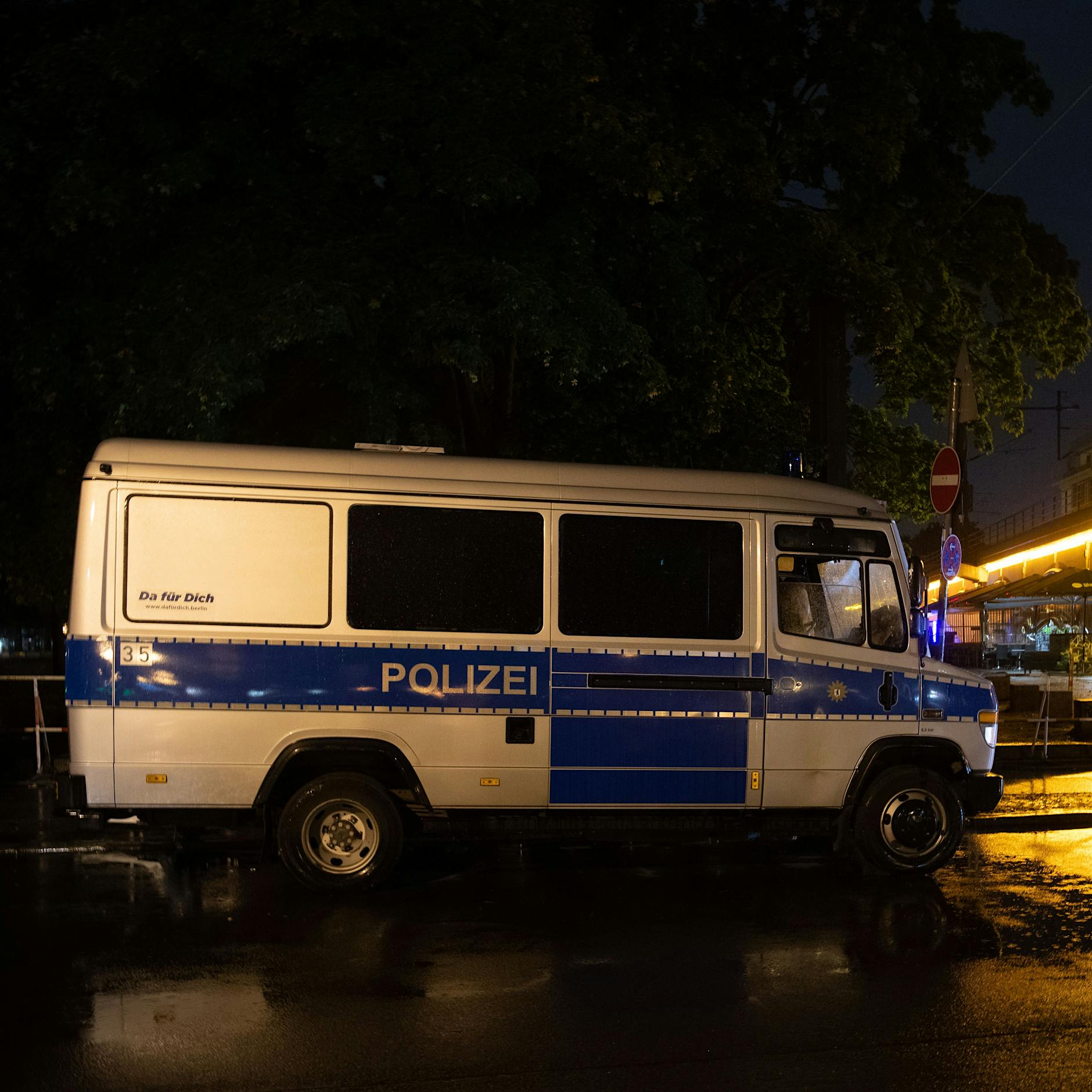 Polizei setzt Park-Sperrung durch! So lief die Nacht im James-Simon-Park in Mitte