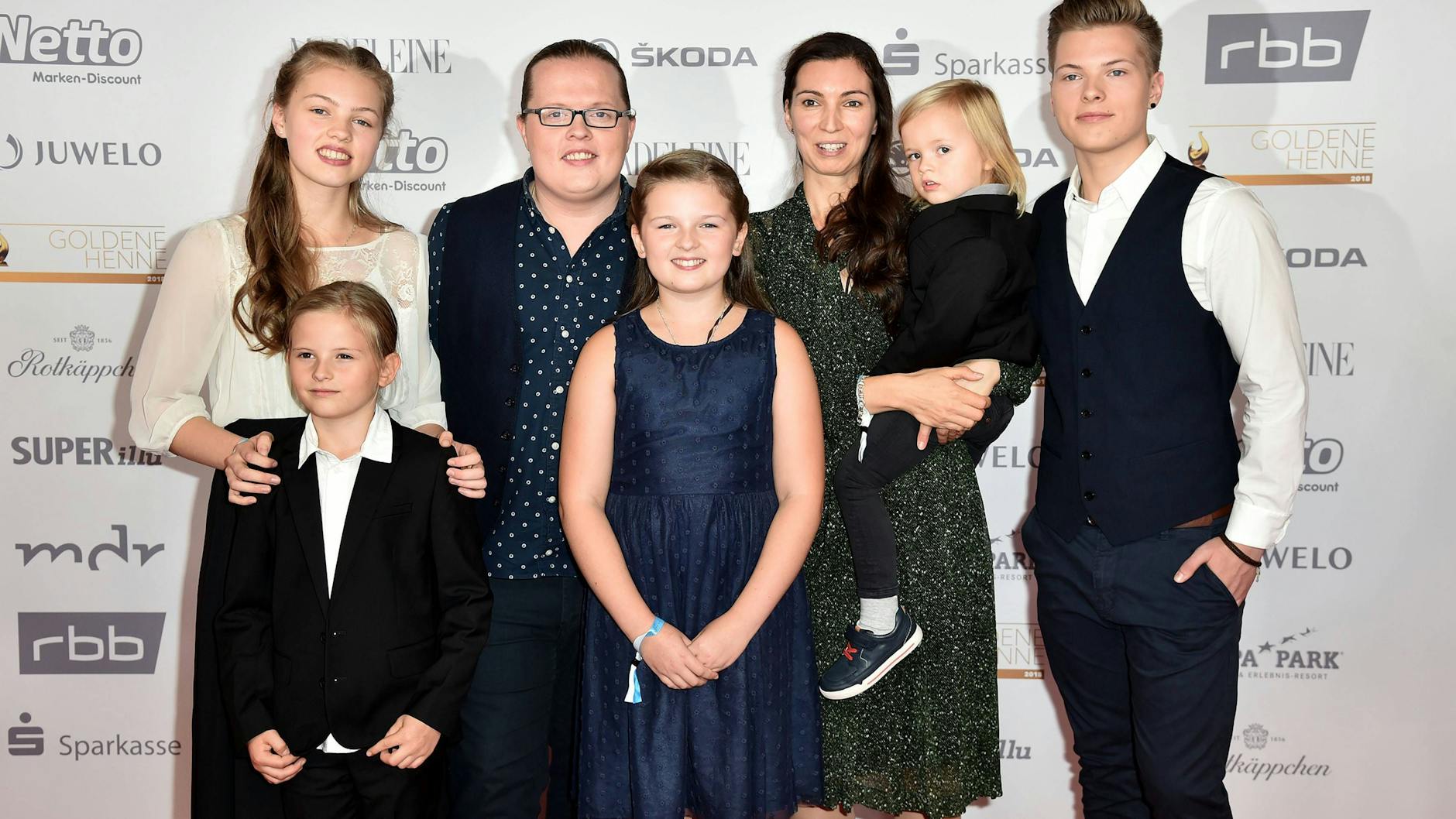 Angelo Kelly mit seiner Ehefrau Kira Harms Kelly und den Kindern Gabriel (r.), Helen, Mary Emma, Joseph und William Emanuel Kelly bei der Verleihung der „Goldenen Henne“ im Jahr 2018.