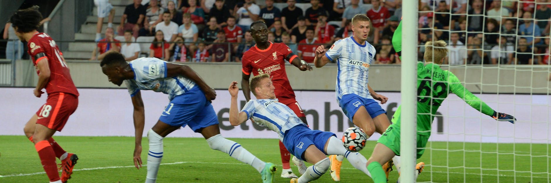 Herthas Santiago Ascacibar (M.) traf zum 1:0 gegen Liverpool und verletzte sich dabei am Kopf. 