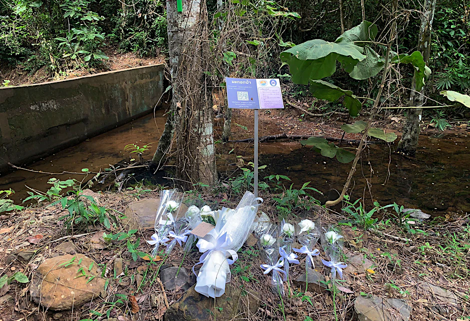 Blumen liegen am Leichenfundort auf der thailändischen Urlaubsinsel Phuket.&nbsp;
