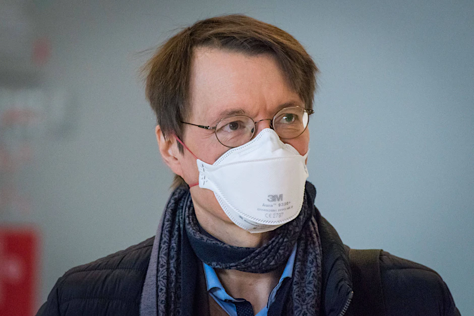 SPD-Gesundheitsexperte Karl Lauterbach bringt eine PCR-Testpflicht ins Gespräch.