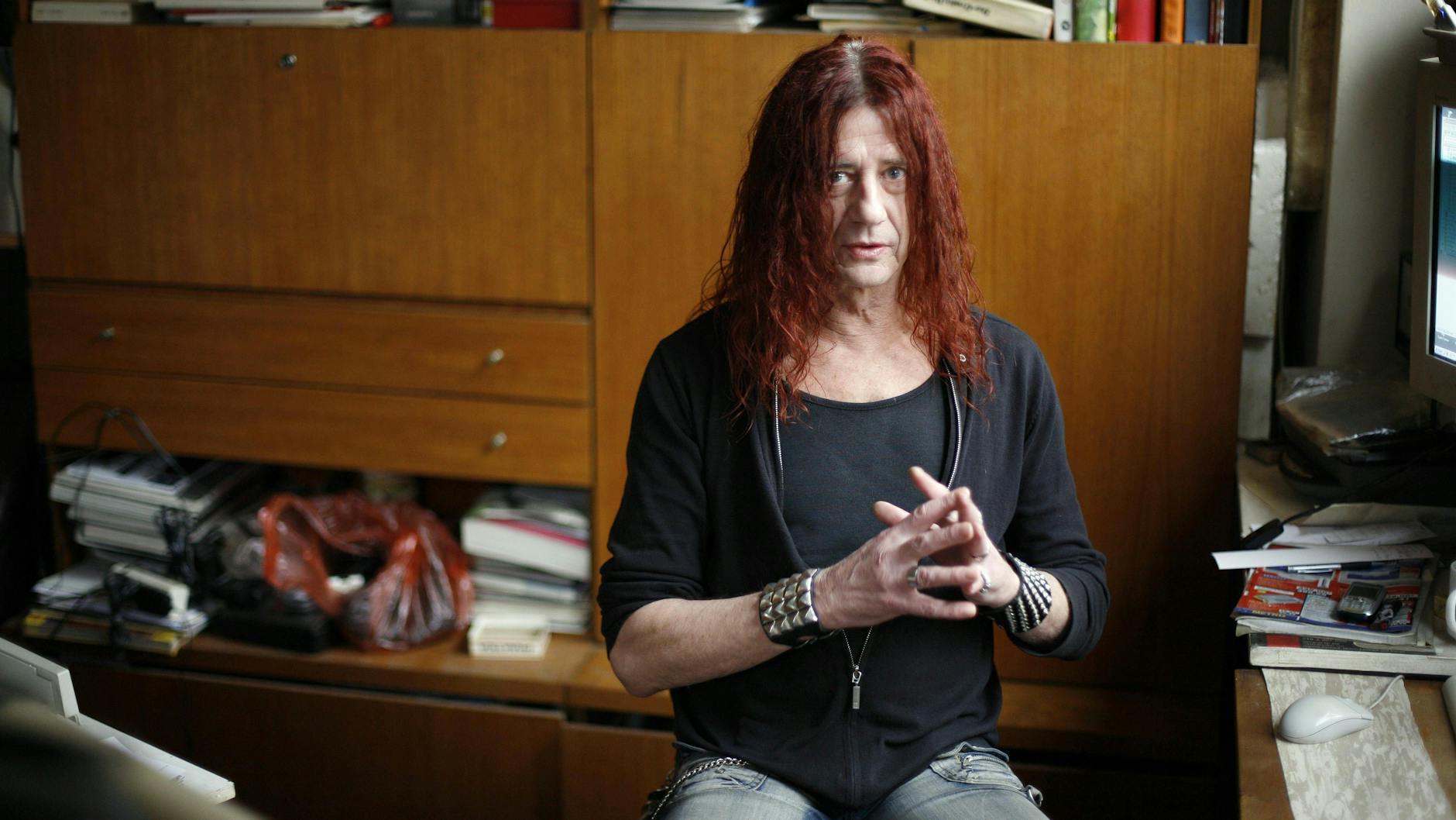 Peter Woelck wohnte und lebte in Prenzlauer Berg an der Ecke Kastanienallee/Schwedter Straße in einem Erdgeschoss-Atelier. Der Fotograf starb im Jahr 2010. 