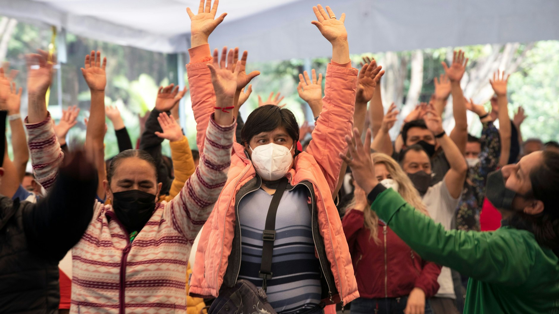 Mexiko-Stadt: Menschen, die gerade den Corona-Impfstoff von Astrazeneca erhalten haben, machen Übungen in einer Beobachtungslounge.