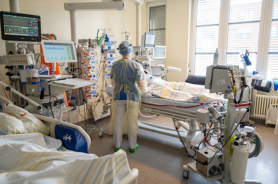 In einem Zimmer der Intensivstation wird ein Patient mit einem schweren Covid-19-Krankheitsverlauf behandelt. Die&nbsp;Zahl der Corona-Patienten in intensivmedizinischer Behandlung ist etwas angestiegen.