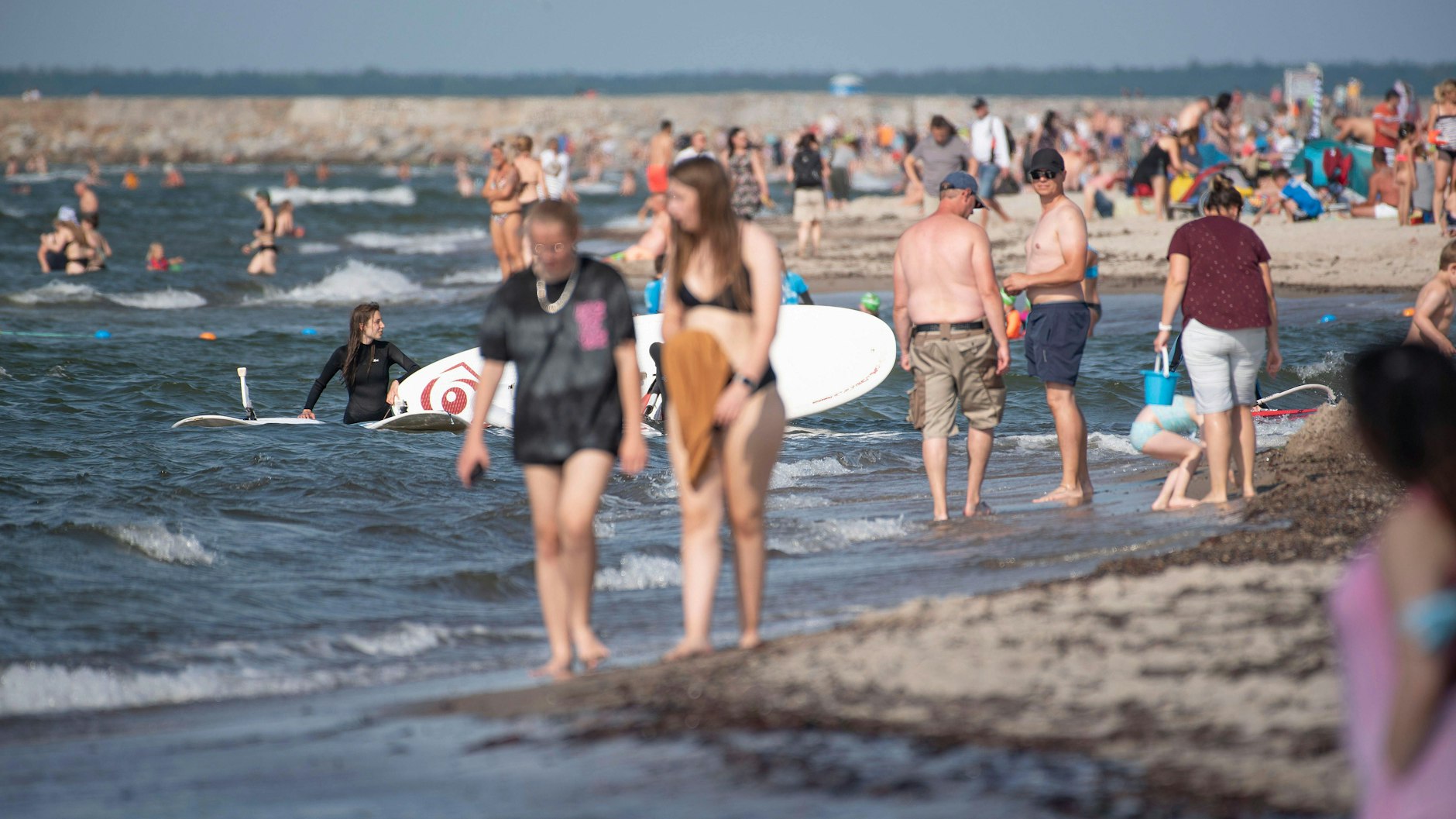 Badespaß 2021: Urlauber und Einheimische drängen sich am sonnigen Ostseestrand in Warnemünde. Auch an der Ostsee ist FKK im Rückzug.