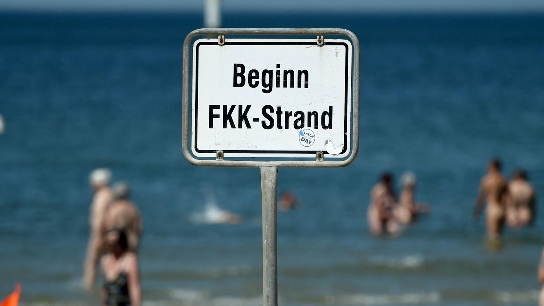 Ein Schild weist in St. Peter-Ording auf den Bereich des FKK-Strandes hin.