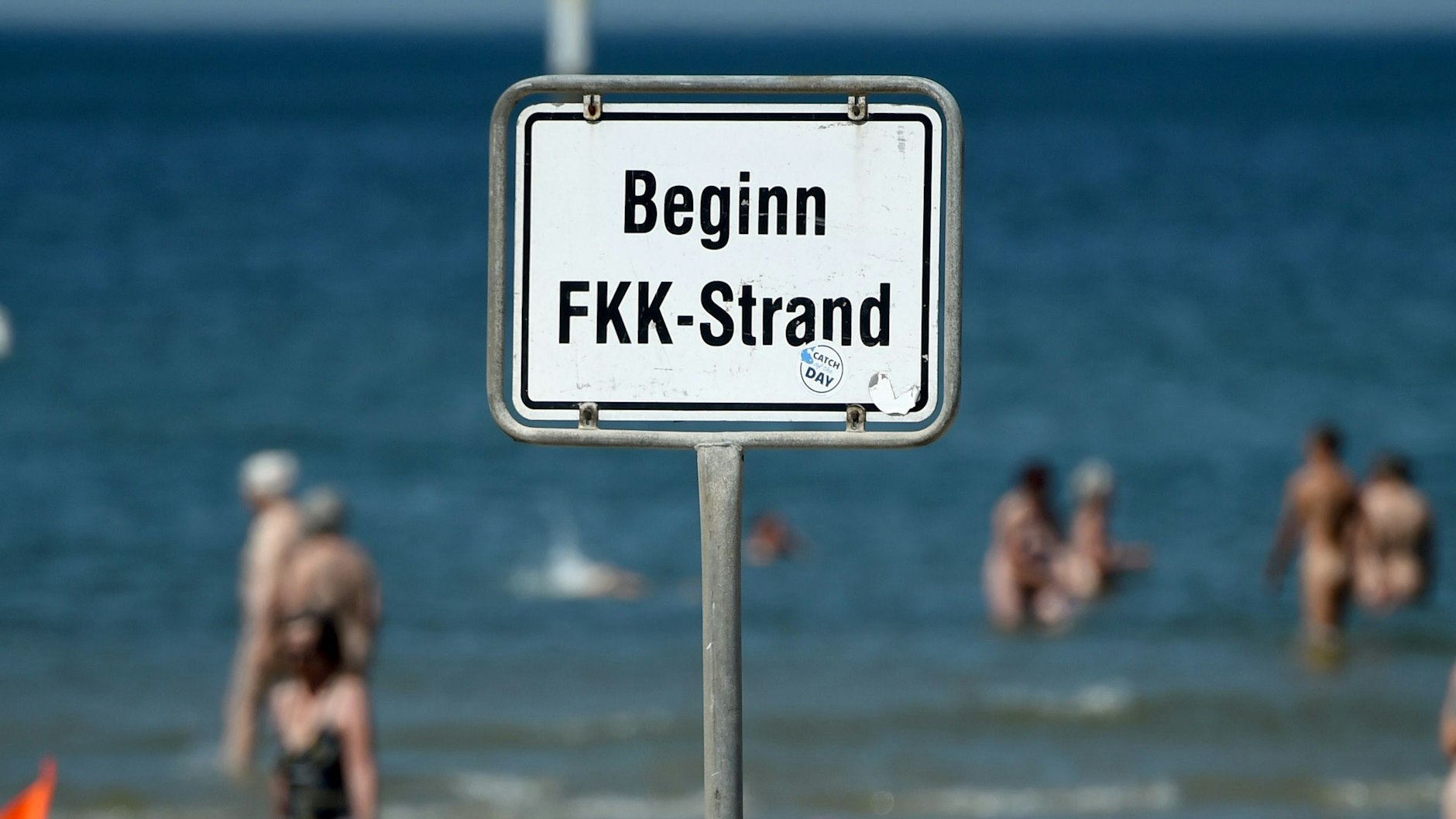  Ein Schild weist in St. Peter-Ording auf den Bereich des FKK-Strandes hin.
