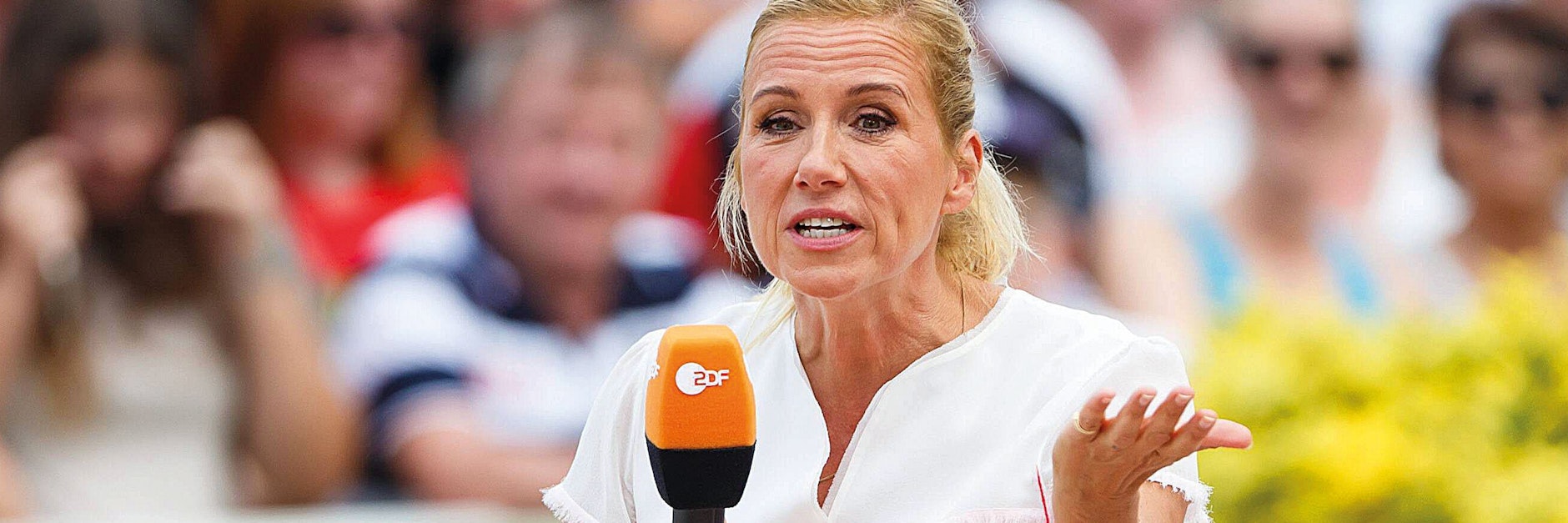 Andrea Kiewel moderiert jeden Sonntag den „Fernsehgarten“ bei ZDF.