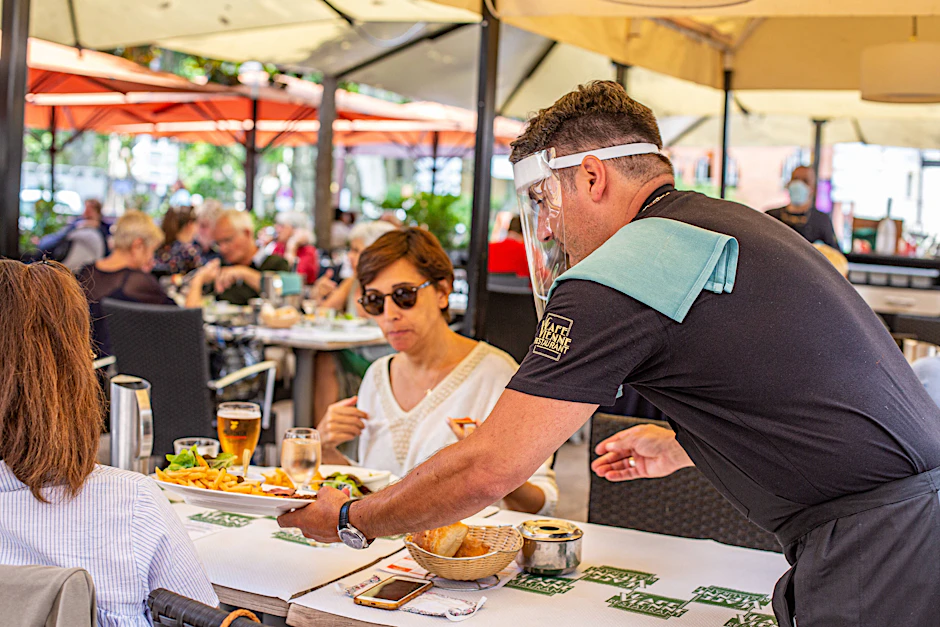 Restaurantbesucher in Frankreich brauchen ab Montag einen Nachweis über Impfung, Genesung oder Negativ-Test.