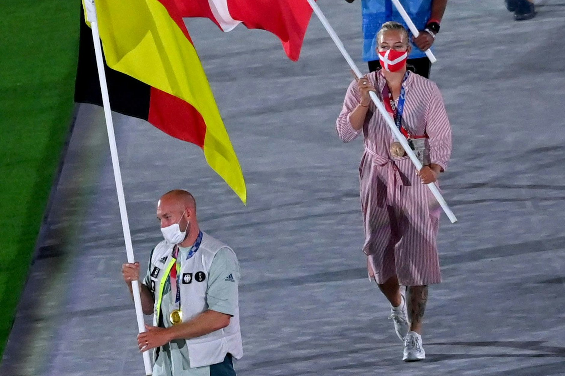 Ronald Rauhe trägt die deutsche Fahne bei der Abschlussfeier.