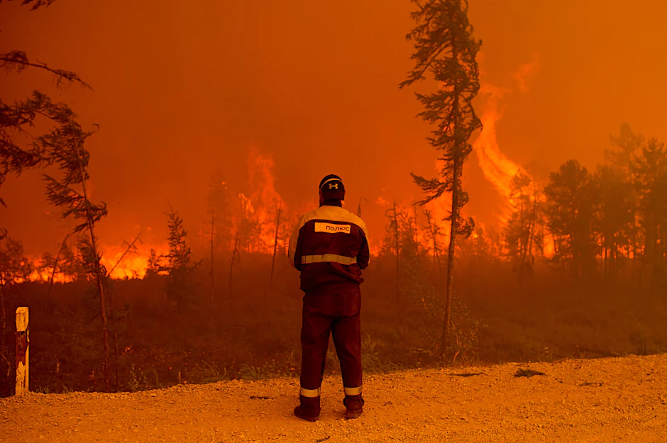 Ein Feuerwehrmann steht am Ort eines Waldbrands im Gebiet Gorny Ulus westlich von Jakutsk. Die Waldbrandsituation in Russland nimmt immer dramatischere Ausmaße an.