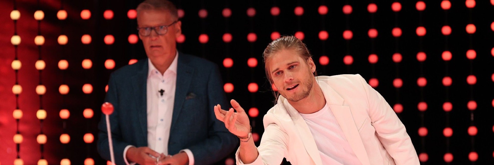 Fußball- und „Let's Dance“-Star Rúrik Gíslason und „Wer wird Millionär“-Moderator Günther Jauch gemeinsam bei „5 gegen Jauch“.