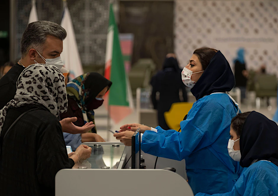 Menschen bei einer Corona-Impfung in Teheran. Die Impfkampagne in dem Land kommt nur schleppend voran.