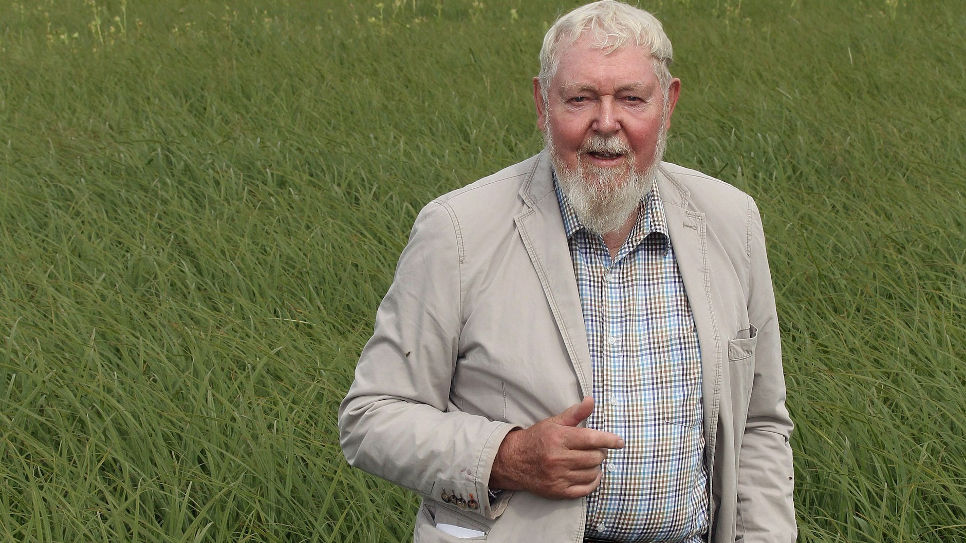 Michael Succow in den Wiesen des Sernitzmoors bei Angermünde.