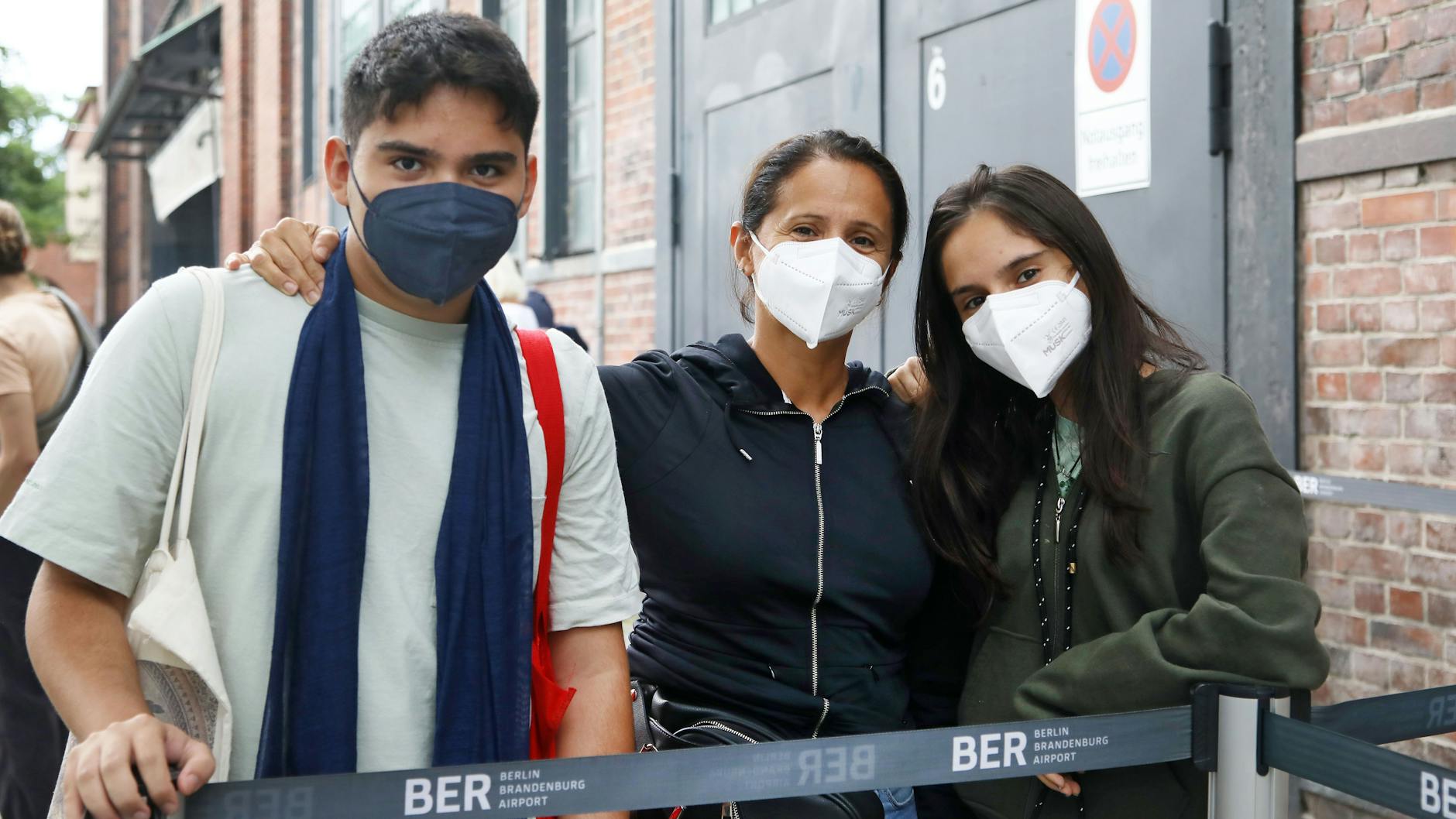 Die US-Amerikanerin Lem Saglann (52, Mitte) war mit ihren Zwillingen John (16) und Aly (16) die Erste in der Wartereihe. Die Teenager fanden die Impfparty cool.