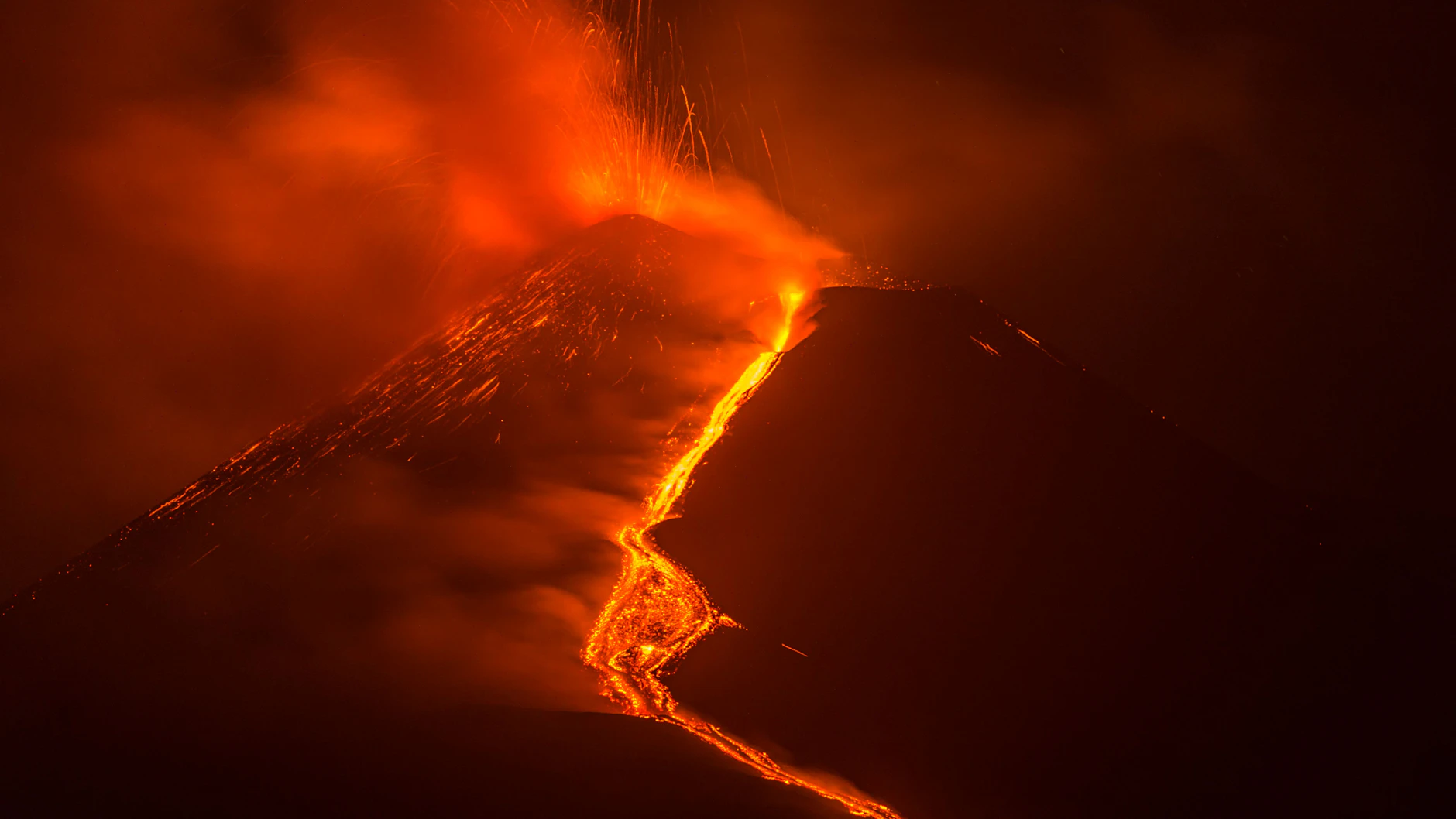 Vulkan Ätna auf Sizilien ausgebrochen