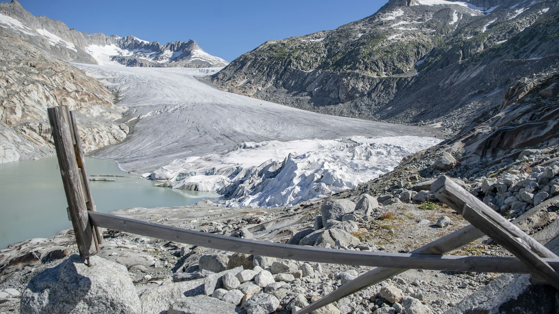 Der Schweizer Rhonegletscher in der Nähe des Furkapasses wurde schon mit weißen Planen bedeckt, um sein Abschmelzen zu verringern.&nbsp;&nbsp;