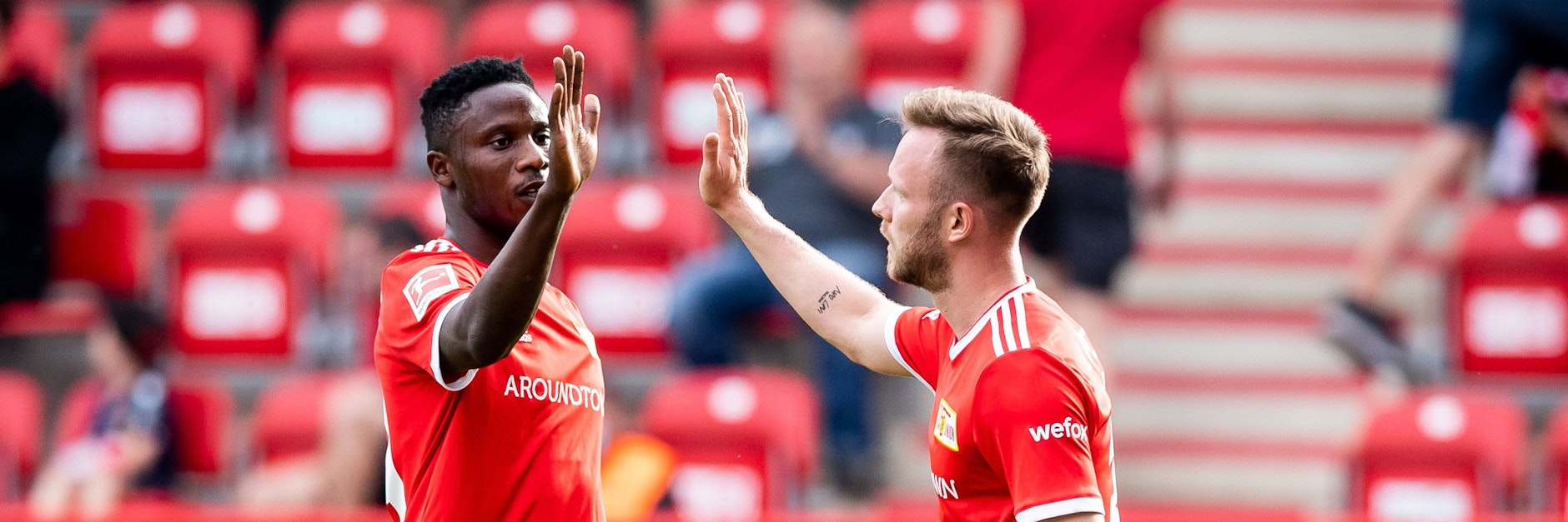 Union-Torschützen unter sich: Suleiman Abdullahi (l.) und Cedric Teuchert klatschen ab.