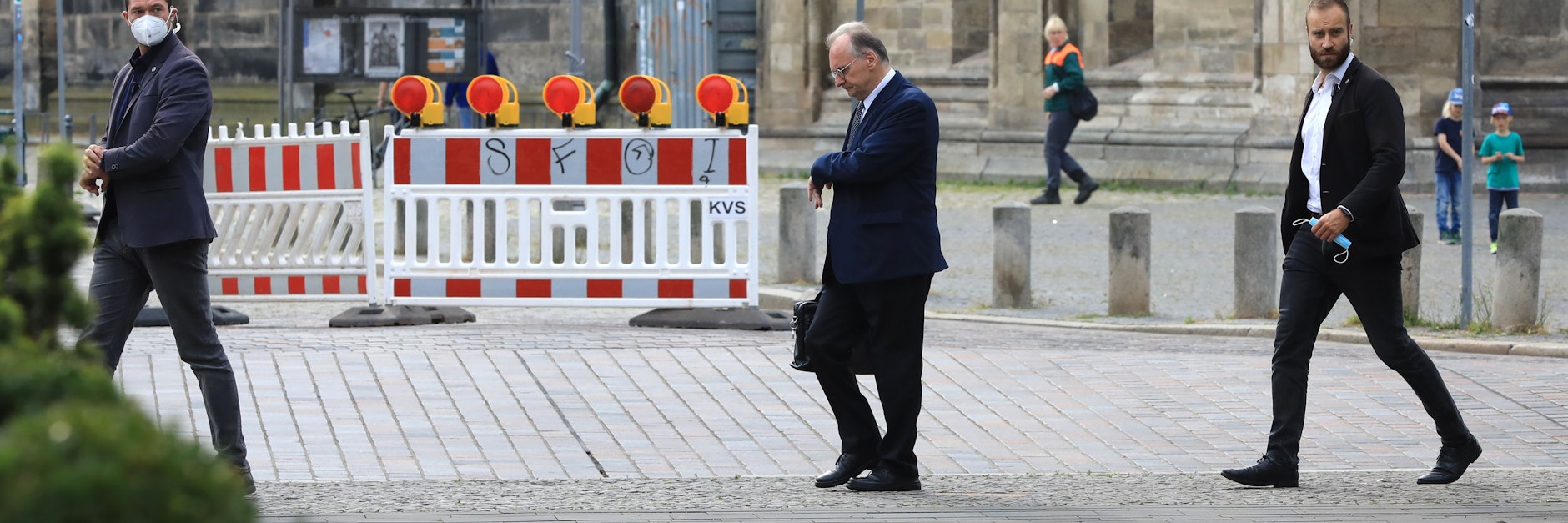Der amtierende Ministerpräsident Reiner Haseloff (CDU) geht zur letzten Verhandlungsrunde in Magdeburg, schaut auf die Uhr.