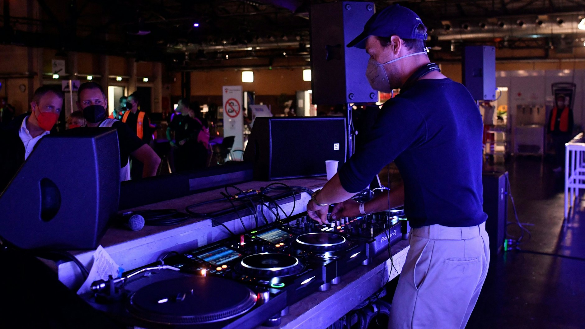 Impfparty im Impfzentrum Arena: In der Halle legt am Montagabend ein DJ Technomusik auf.