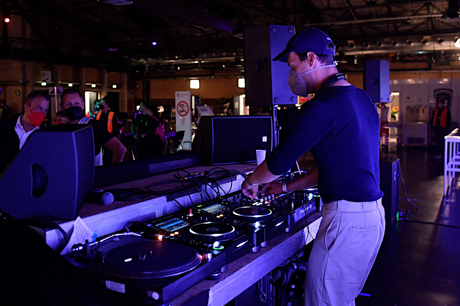 Impfparty im Impfzentrum Arena: In der Halle legt am Montagabend ein DJ Technomusik auf.