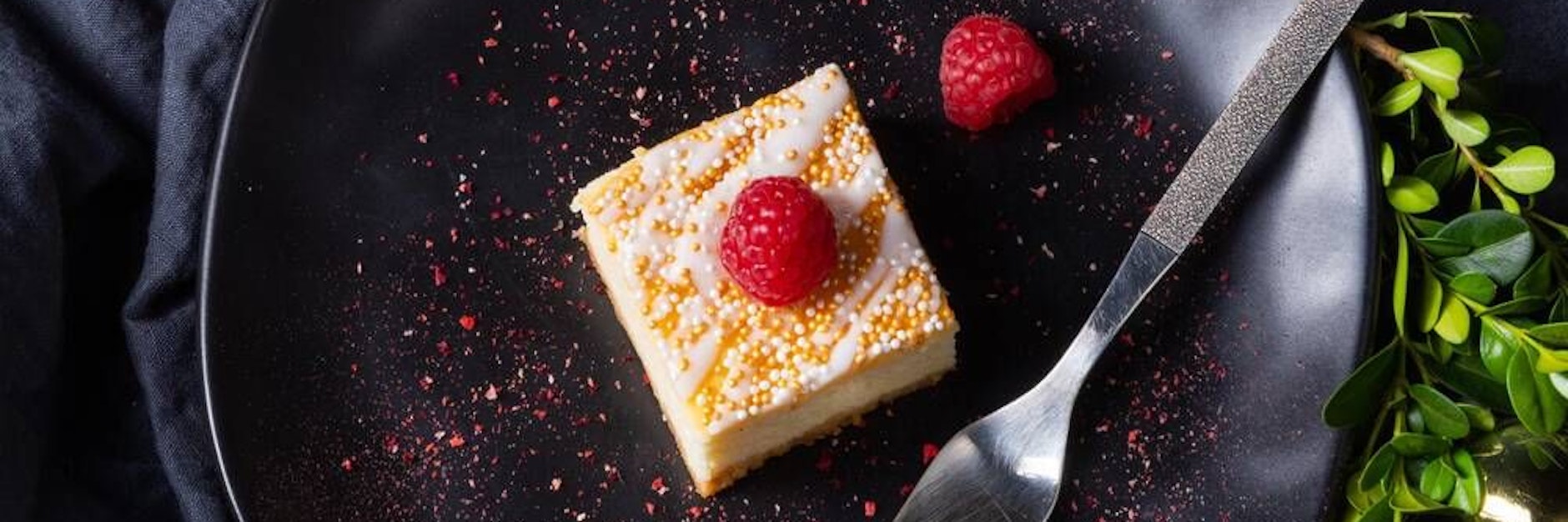 Mit bunten Perlen oder frischem Obst geniert macht der Selterskuchen auch optisch richtig was her.