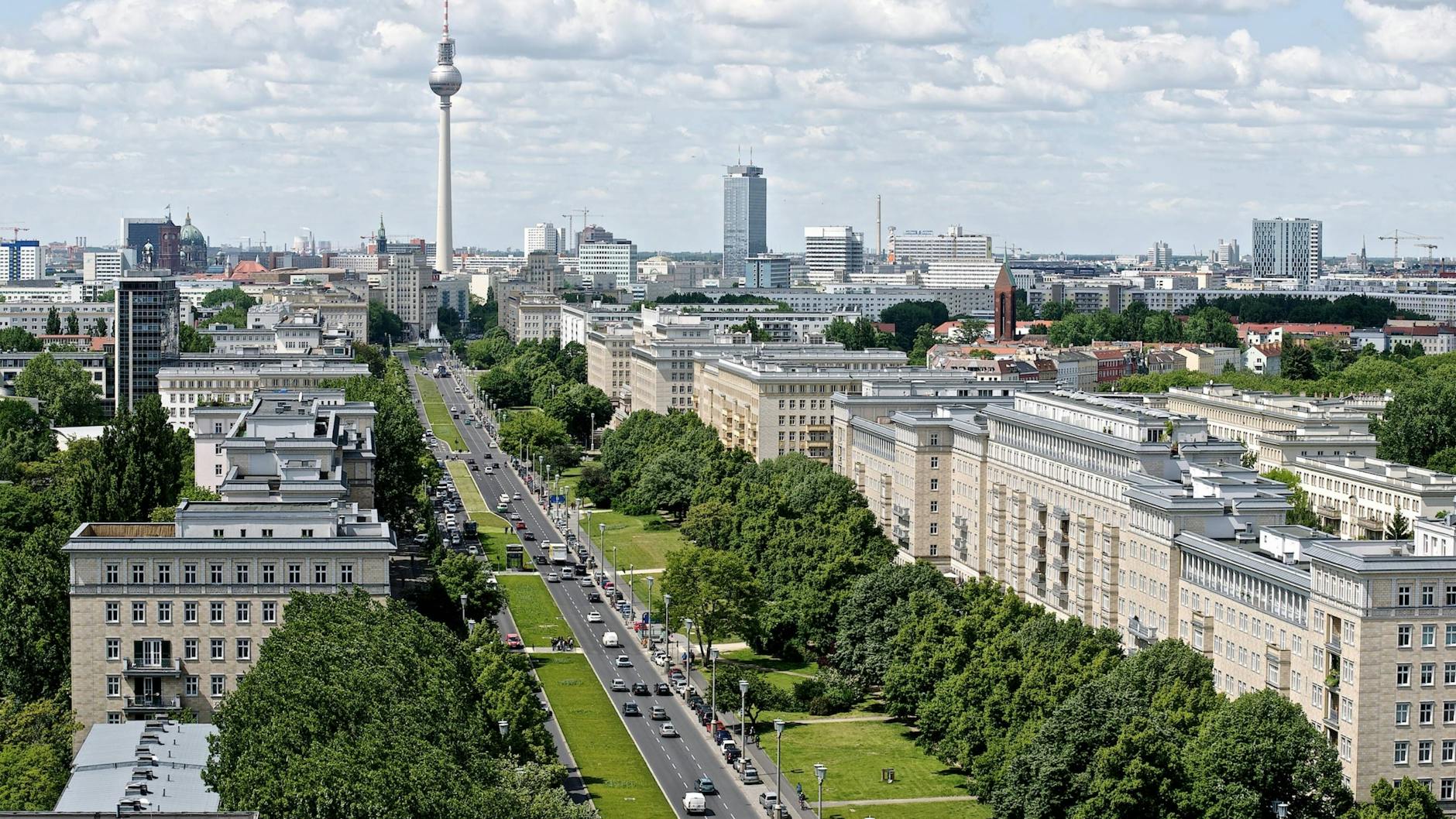 Blick über die Karl Marx Allee in Richtung Alexanderplatz und Fernsehturm.