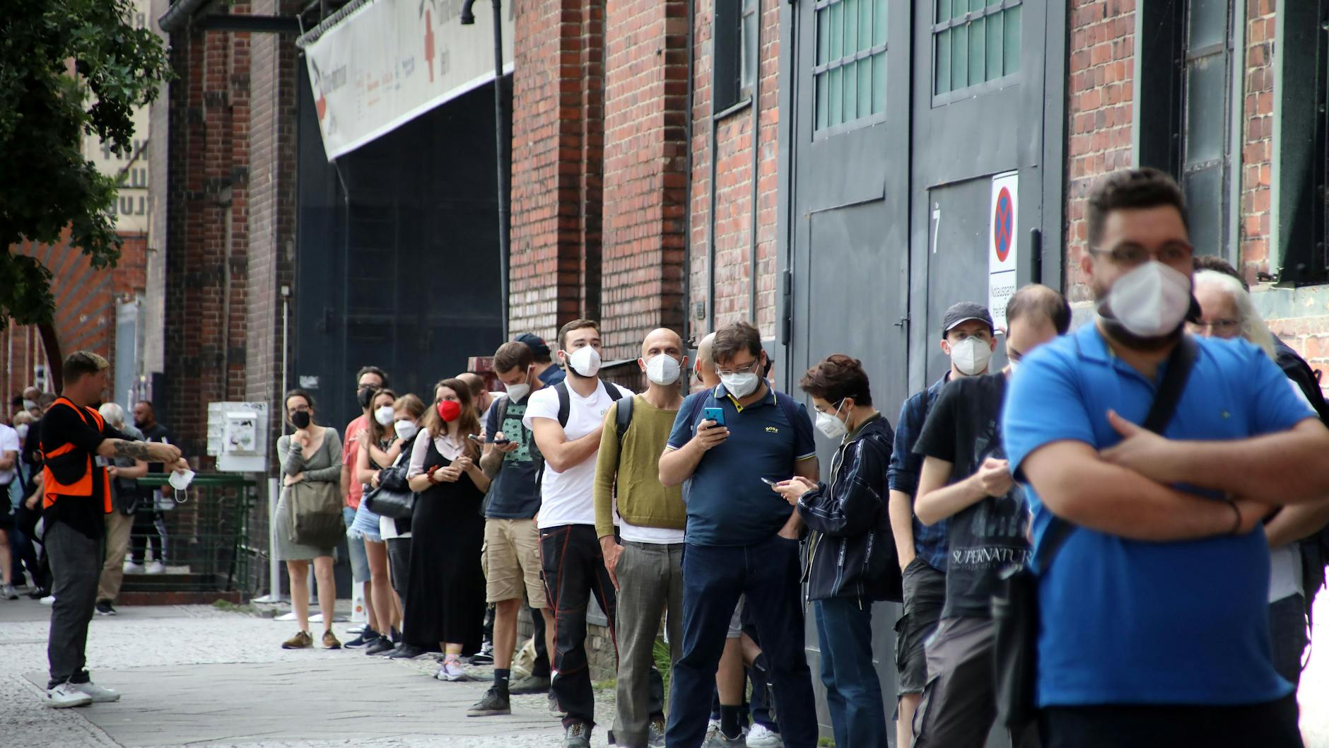 Der Andrang vor der Arena ist groß. Über 150 Menschen warten schon eine halbe Stunde vor Beginn auf Einlass.