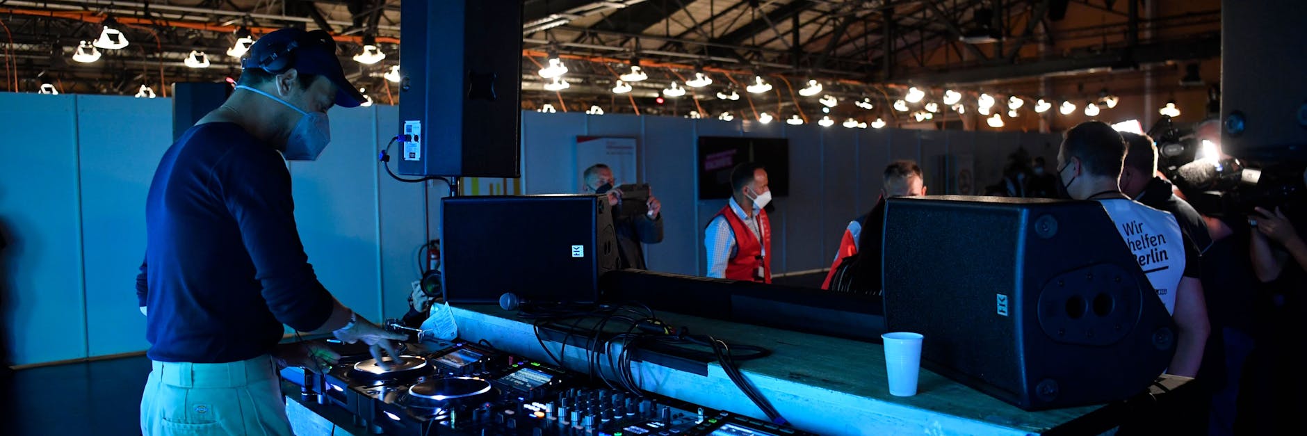 Ein DJ legt bei der ersten „Langen Nacht des Impfens“ in der Arena in Treptow auf.
