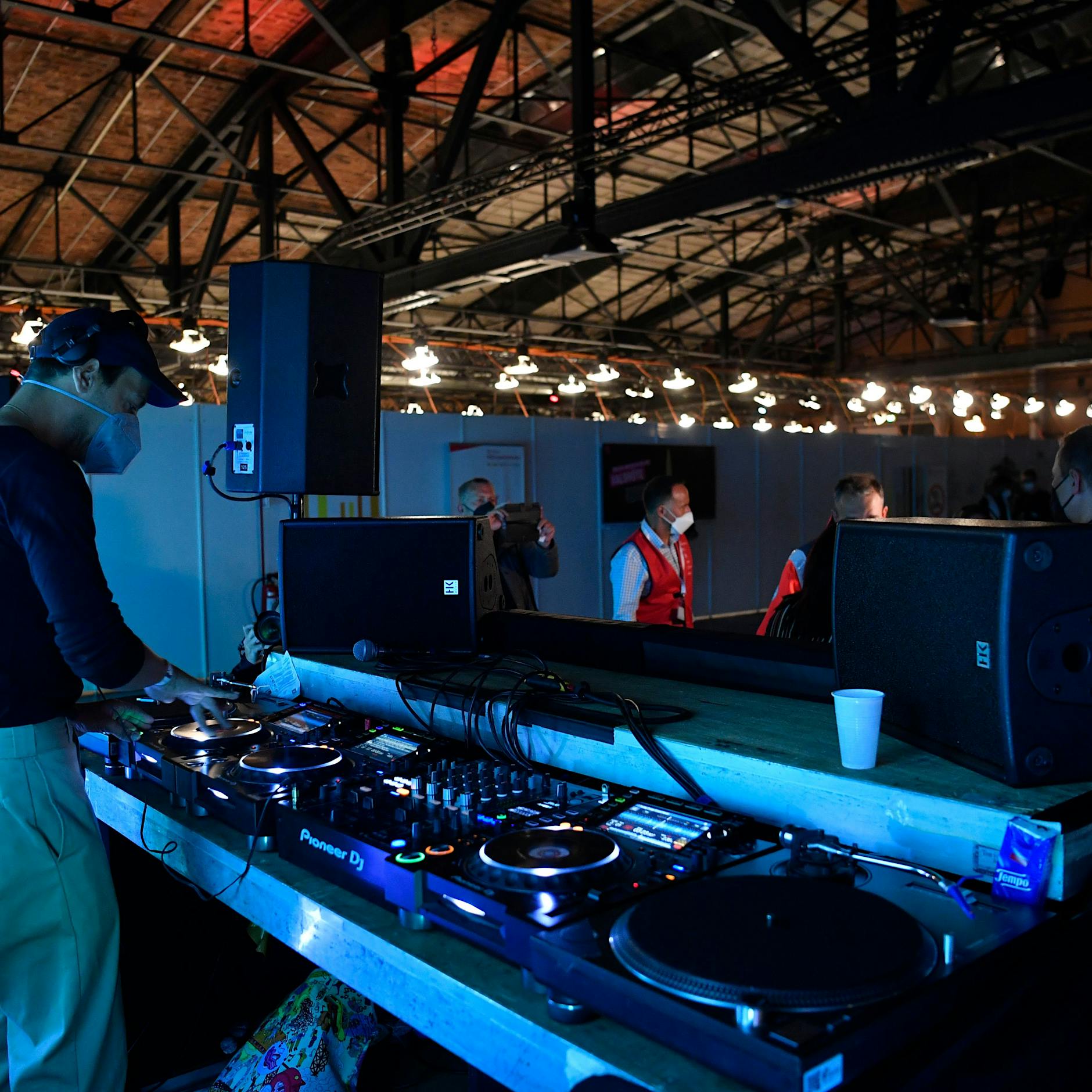 So feiern Berliner die erste Impfparty in der Arena